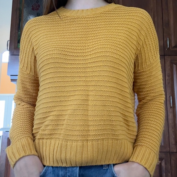 Yellow sweater - Picture 3 of 3